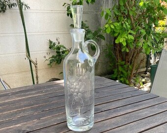 Engraved glass wine carafe with vine decoration with stopper