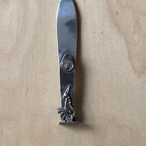 Antico sigillo di ceralacca in bronzo argentato, tagliacarte e segnalibro raffigurante la Vergine Maria