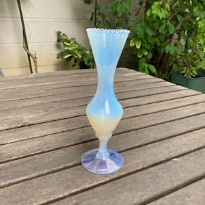 Opalin vas med en blomning