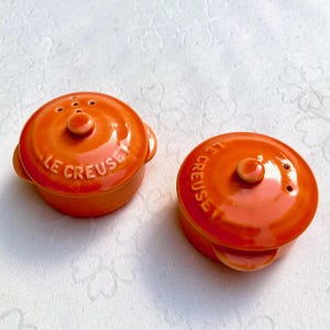 Salero y pimentero de cerámica naranja vintage de Le Creuset