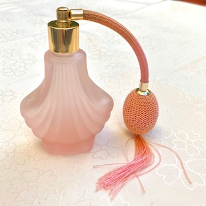 Rosa parfymförstärkare i glas med glödlampa