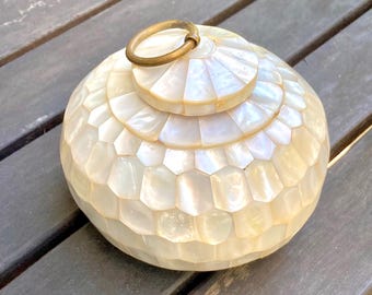 Vintage poederdoos van parelmoer