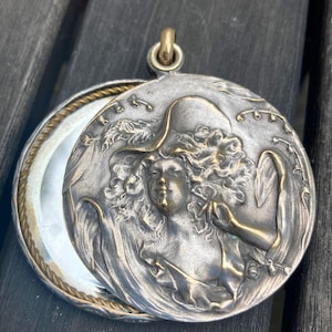 Pendentif/ Médaille Floral Religieux En Métal Argenté - Bijou Vintage Du XXe Siècle, Occasion