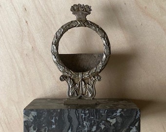 Alter Taschenuhrhalter aus Bronze und Marmor aus dem 19. Jahrhundert