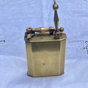 Isqueiro de mesa grande de latão antigo a gasolina