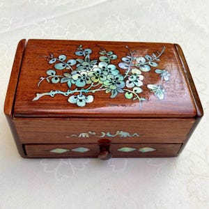Scatola per sigarette vintage in legno con intarsi in madreperla