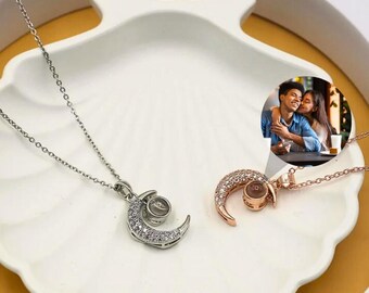 Collana con croce rosa personalizzata in oro bianco 10K bicolore con pietra portafortuna per donna