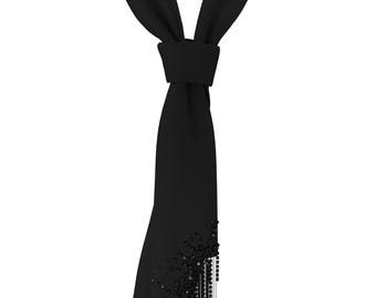 Corbata de cuentas negras hecha a mano para mujer, un elegante accesorio llamativo.