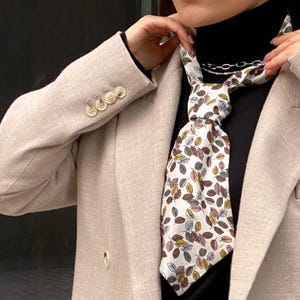Cravate tendance florale pour femme - Cravate large et audacieuse avec imprimé de feuilles. Cadeau unique pour elle. Cravate large. Cravate. Cravatta.