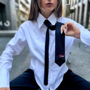 Classic Black Skinny Tie: Women&#39;s Necktie