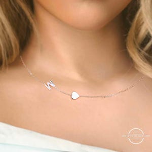 Collar personalizado con inicial lateral, delicado collar con nombre y letra, colgante para madre, regalo para mamá, esposa y abuela.