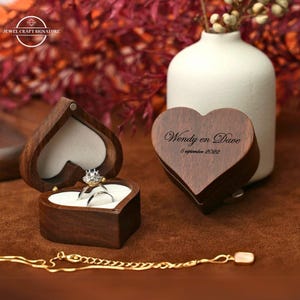 Caja de madera personalizada para anillos, soporte para anillos de compromiso y bodas grabado, estuche de regalo de joyería con forma de corazón para parejas, novias y novios