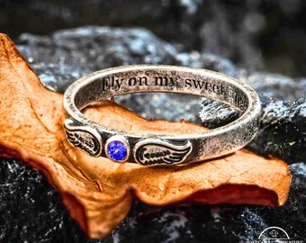 Anillo de alas de ángel personalizado con piedra de nacimiento, joyería minimalista personalizada con forma de anillo de recuerdo, llavero de latón hecho a mano, regalo para mamá, esposa y pareja.