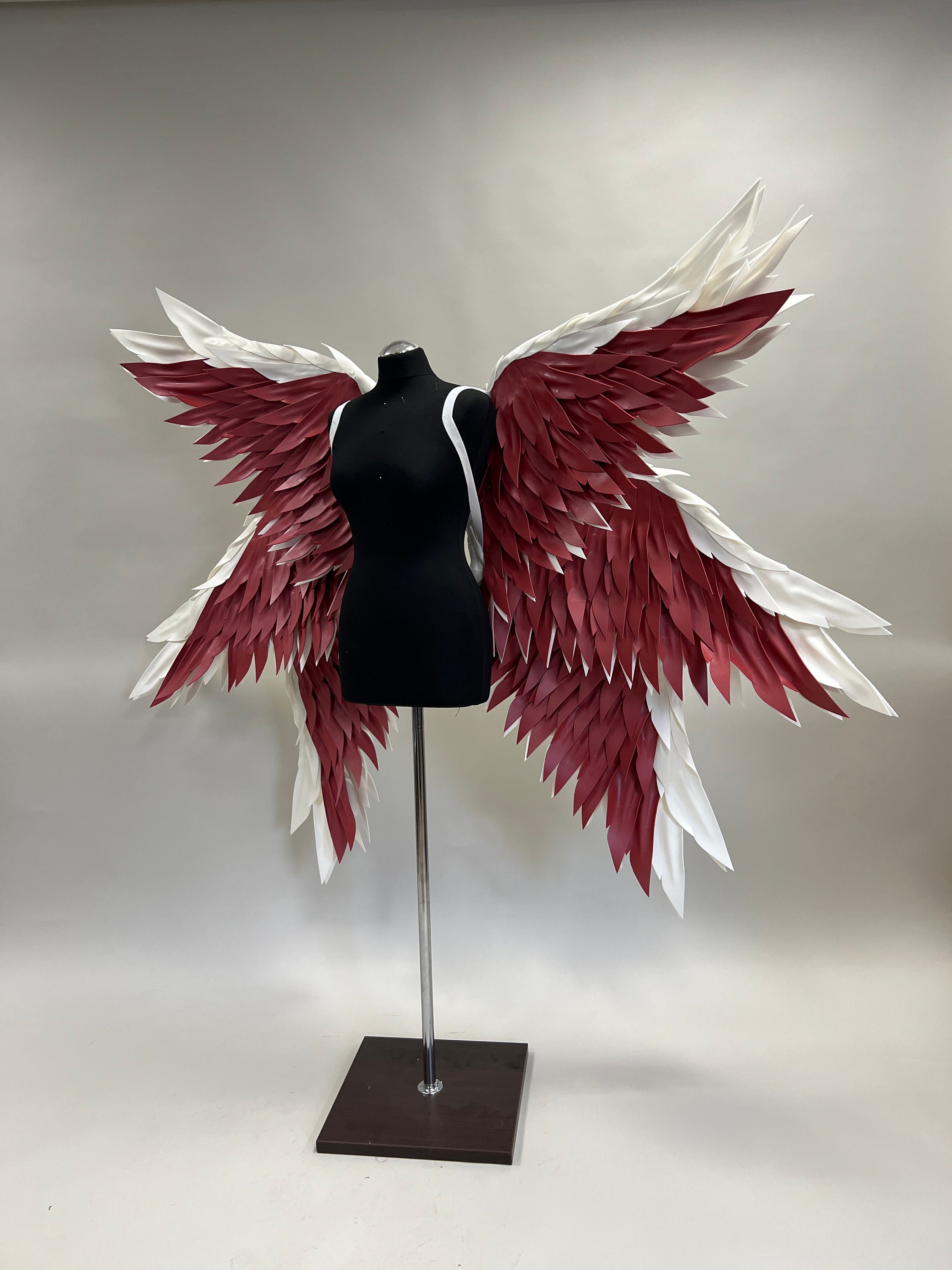 ハズビンホテル ルシファーウィングス：6枚の翼を持つ赤と白の天使の