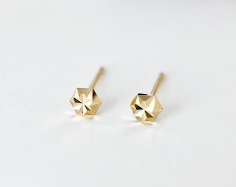 Petites boucles d'oreilles en or massif 14 carats, boucles d'oreilles fines scintillantes en or véritable 14 carats à facettes, petits clous de piercing minimalistes, cadeau pour elle