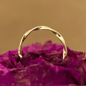 Anillo fino y delicado con diseño trenzado en oro macizo de 14 quilates, anillo minimalista apilable con diseño ondulado en oro amarillo de 14 quilates, anillo sencillo y delicado para combinar con otras piezas, regalo para ella