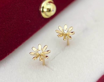 Par de aretes pequeños con margaritas en oro macizo de 9 quilates, delicados aretes de oro amarillo auténtico, joyería floral de oro auténtico, regalo para ella.