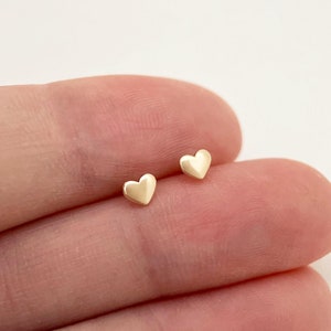 14K Solid Gold Herz Ohrstecker, Gelbgold kleine zierliche Liebe Herz Ohrringe, einfache minimalistische winzige Ohrringe, Geschenk für sie
