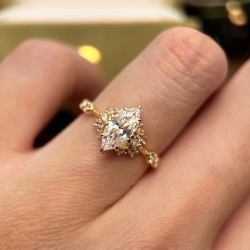 Bague de fiançailles vintage délicate en vermeil d'or jaune avec halo de moissanite taille marquise