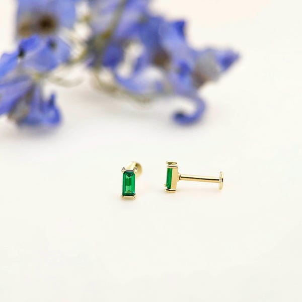 14K Solid Gold Flat Back Grün Smaragd Ohrstecker, 18g Helix Tragus Baguette Cut Bolzen, Gelbgold Labret Conch Piercing mit Innengewinde