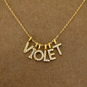 Dijes pequeños con letras del alfabeto en oro macizo de 9 quilates, diminutos dijes con letras de diamantes de circonita cúbica en oro amarillo, dijes con iniciales de oro genuino, regalo de Navidad para ella
