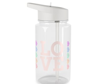 Può includere: Una bottiglia d'acqua in plastica trasparente con un tappo bianco e una cannuccia. La bottiglia ha una grafica rosa "LOVE" con cuori di caramelle colorati intorno.