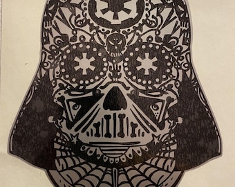 Op de afbeelding: Zwart-witte illustratie van Darth Vaders hoofd in Day of the Dead-stijl met ingewikkelde details en de tekst "Yo Soy To Padre".