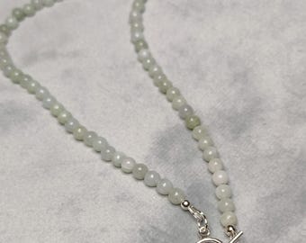 Ketting van Birma-jade met kapittelsluiting en parelaccent