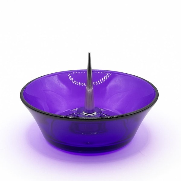 Gekleurde glazen asbak met roestvrijstalen pokerstuk