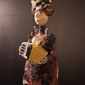 statuette fantaisiste burlesque musicienne image 3