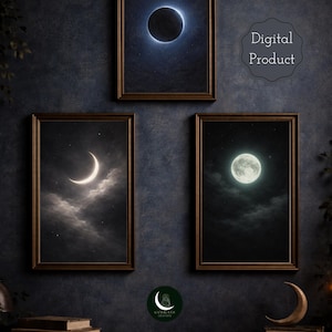 Puede incluir: Tres impresiones artísticas celestiales enmarcadas. La impresión superior representa un eclipse solar, la del medio una luna creciente y la inferior una luna llena. Los marcos son marrones y el arte presenta azules oscuros y negros. El texto "Digital Product" está en un círculo gris.