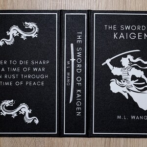 Puede incluir: Portada de libro negra con texto e ilustraciones en blanco. Se muestra el t&iacute;tulo "The Sword of Kaigen", junto con el nombre del autor, M.L. Wang. La portada presenta una ilustraci&oacute;n de guerrero y una cita sobre la guerra y la paz.
