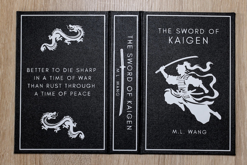 Puede incluir: Portada de libro negra con texto e ilustraciones en blanco. Se muestra el t&iacute;tulo "The Sword of Kaigen", junto con el nombre del autor, M.L. Wang. La portada presenta una ilustraci&oacute;n de guerrero y una cita sobre la guerra y la paz.