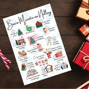 Könnte beinhalten: Eine weihnachtliche Checkliste mit Illustrationen und Text in einer Fremdsprache, zusammen mit Zuckerstangen und verpackten Geschenken. Die Checkliste enthält Bilder eines Weihnachtsbaums, des Weihnachtsmanns und anderer festlicher Elemente.