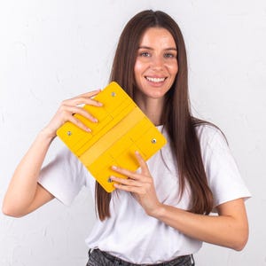 Cartera de piel granulada hecha a mano: tarjetero práctico, elegante y de alta calidad