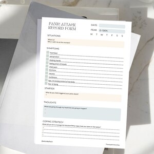 Puede incluir: Un formulario imprimible para registrar ataques de pánico con secciones para la fecha, el nivel de miedo, las situaciones, los síntomas, el desencadenante, los pensamientos y la estrategia de afrontamiento. El formulario está diseñado para ayudar a las personas a controlar y gestionar sus ataques de pánico.