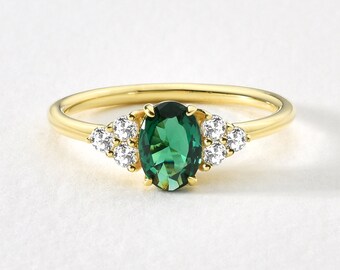 Smaragdgroene ring met diamanten in 14K massief goud | Smaragdgroene edelsteenring | Minimale smaragdgroene ring| Ovale smaragdgroene ring| Sierlijke diamanten ring