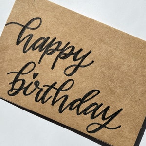 Tarjeta caligráfica de feliz cumpleaños