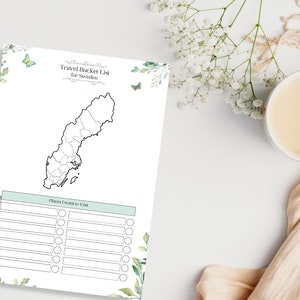 Puede incluir: Lista de viajes a hacer en Suecia para imprimir con un mapa del pa&iacute;s y una lista de verificaci&oacute;n de los lugares para visitar. El dise&ntilde;o presenta un patr&oacute;n floral verde y blanco con mariposas.