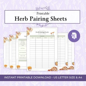Op de afbeelding: Een set printbare kruidencombinatiebladen met een rasterindeling voor het bijhouden van kruidennamen, smaakprofielen en kookmethoden. De documenten bevatten aquarelillustraties van voedsel en een PDF-downloadpictogram op een lichtpaarse bloemenachtergrond.