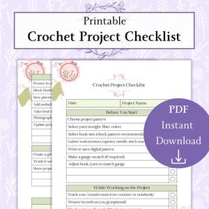 Può includere: Lista di controllo stampabile per progetti di uncinetto con sfondo floreale. La lista include sezioni per la preparazione e il monitoraggio del progetto. Un cerchio viola con il testo "PDF Download istantaneo" è a destra.