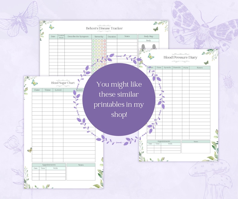 Op de afbeelding: Een verzameling afdrukbare gezondheidstrackers, waaronder een Behcet's Disease Tracker, een bloedsuikertabel en een bloeddrukdagboek. De pagina's hebben een witte achtergrond met groene en paarse bloemen- en vlinderaccenten. Een paarse cirkel met tekst staat in het midden.