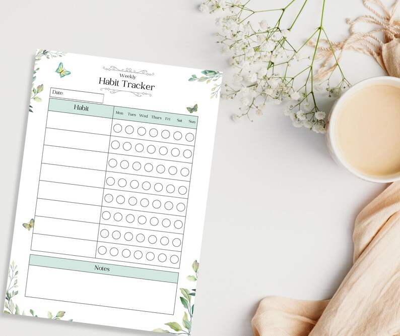 Puede incluir: Un planificador de h&aacute;bitos semanal imprimible con un dise&ntilde;o floral verde y blanco. El planificador tiene una secci&oacute;n para la fecha, una lista de h&aacute;bitos y una secci&oacute;n para notas. Hay siete columnas para cada d&iacute;a de la semana, con c&iacute;rculos para marcar los h&aacute;bitos.