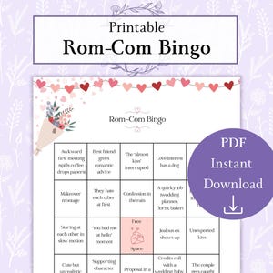 Puede incluir: Juego de bingo Rom-Com imprimible con un gráfico de ramo de flores y una pancarta de corazones. La tarjeta de bingo presenta varios tropos de comedia romántica, con un gran círculo morado que dice "PDF Descarga instantánea".