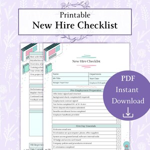 Könnte beinhalten: Druckbare Checkliste für neue Mitarbeiter mit Abschnitten für die Vorbereitung vor der Einstellung und die wichtigsten Punkte des ersten Arbeitstages. Die Checkliste enthält Punkte wie Stellenangebot, Hintergrundprüfung, Steuerformulare, Willkommens-E-Mail, Arbeitsplatz-Einrichtung und Unternehmensrichtlinien.