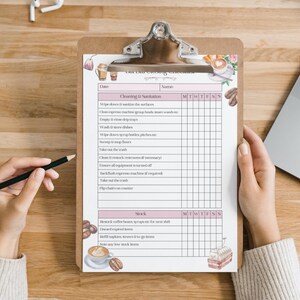 Pode incluir: Uma lista de verifica&ccedil;&atilde;o imprim&iacute;vel para limpar e reabastecer uma cafeteria. A lista de verifica&ccedil;&atilde;o inclui tarefas como limpar as superf&iacute;cies, limpar a m&aacute;quina de caf&eacute; expresso, lavar a lou&ccedil;a e reabastecer os gr&atilde;os de caf&eacute;. A lista de verifica&ccedil;&atilde;o &eacute; projetada para ser usada diariamente ou semanalmente.