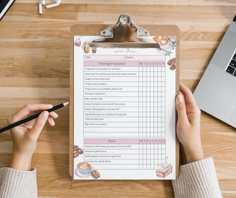 Pode incluir: Uma lista de verifica&ccedil;&atilde;o imprim&iacute;vel para limpar e reabastecer uma cafeteria. A lista de verifica&ccedil;&atilde;o inclui tarefas como limpar as superf&iacute;cies, limpar a m&aacute;quina de caf&eacute; expresso, lavar a lou&ccedil;a e reabastecer os gr&atilde;os de caf&eacute;. A lista de verifica&ccedil;&atilde;o &eacute; projetada para ser usada diariamente ou semanalmente.