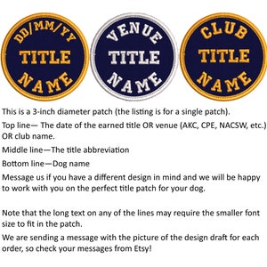 Pode incluir: Três patches bordados com 7,6 cm de diâmetro, fundo azul marinho e acabamento dourado. O patch superior tem texto branco que diz "DD/MM/YY TITLE NAME". O patch do meio tem texto branco que diz "VENUE TITLE NAME". O patch inferior tem texto branco que diz "CLUB TITLE NAME".