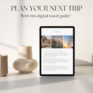 Pu&ograve; includere: Un tablet mostra una guida turistica digitale con il testo "PIANIFICA IL TUO PROSSIMO VIAGGIO" e "Con questa guida turistica digitale!". La guida presenta immagini di monumenti famosi e informazioni sui tour.