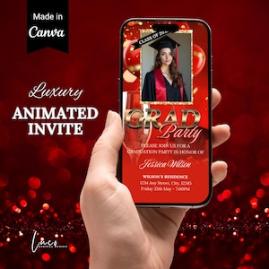 Puede incluir: Una invitación animada de fiesta de graduación roja y dorada con una foto de un graduado con toga y birrete. El texto dice "Clase de 20", "Fiesta de graduación", "Por favor, únase a nosotros para una fiesta de graduación en honor de Jessica Wilson", "Residencia Wilson", "1234 Any Street, City, 12345", "Viernes 25 de mayo - 7:00 PM".